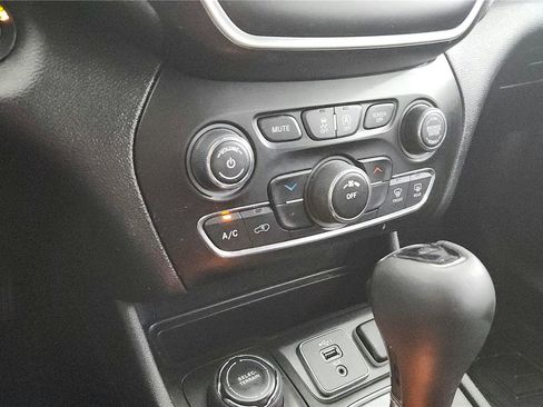 Used 2019 Jeep Cherokee Latitude Plus AWD/4WD image 23