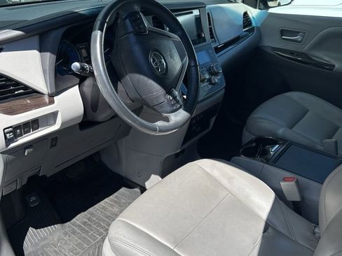 Used 2017 Toyota Sienna XLE Premium image 5