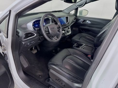 Used 2022 Chrysler Pacifica Touring-L w/ Uconnect Theater Family Group FWD image 24