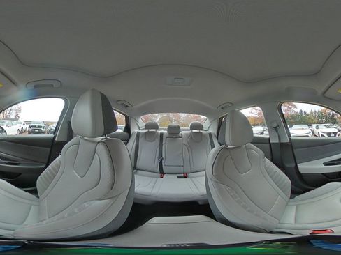 Used 2025 Hyundai Elantra Limited image 38