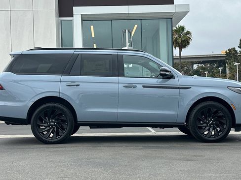 New 2026 Lincoln Navigator Reserve w/ Jet Appearance Package AWD/4WD image 2