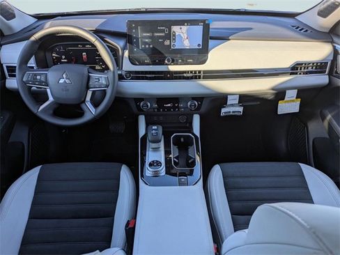 New 2025 Mitsubishi Outlander SE image 16