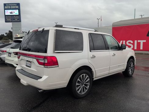 Used 2017 Lincoln Navigator Select image 3