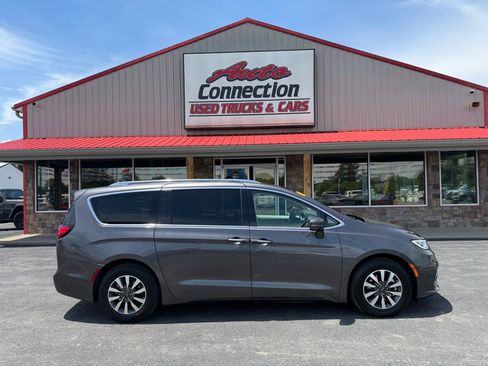 Used 2021 Chrysler Pacifica Touring-L FWD image 3