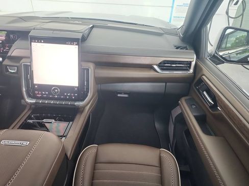 Certified 2025 GMC Yukon Denali Ultimate w/ LPO, Floor Liner Package AWD/4WD image 29