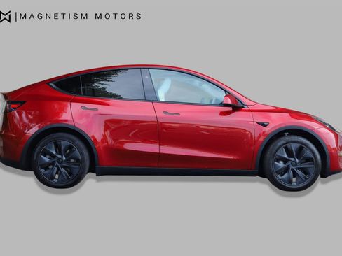 Used 2024 Tesla Model Y Long Range RWD image 2
