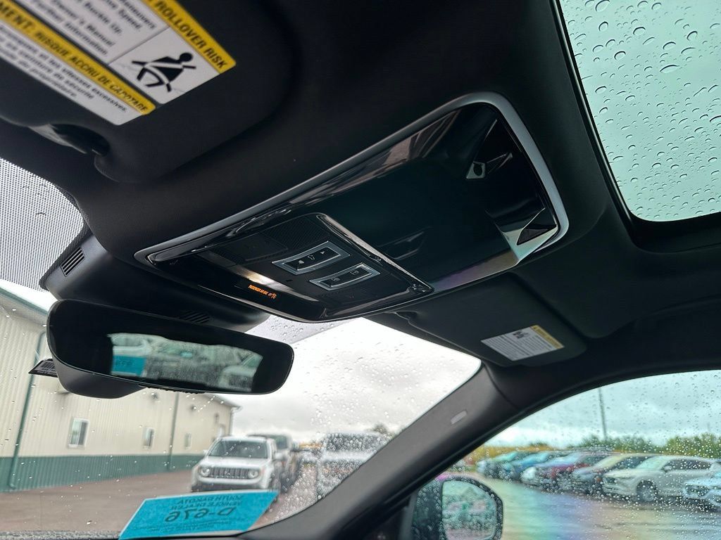 Used 2018 Land Rover Range Rover Velar R-Dynamic SE AWD/4WD image 19