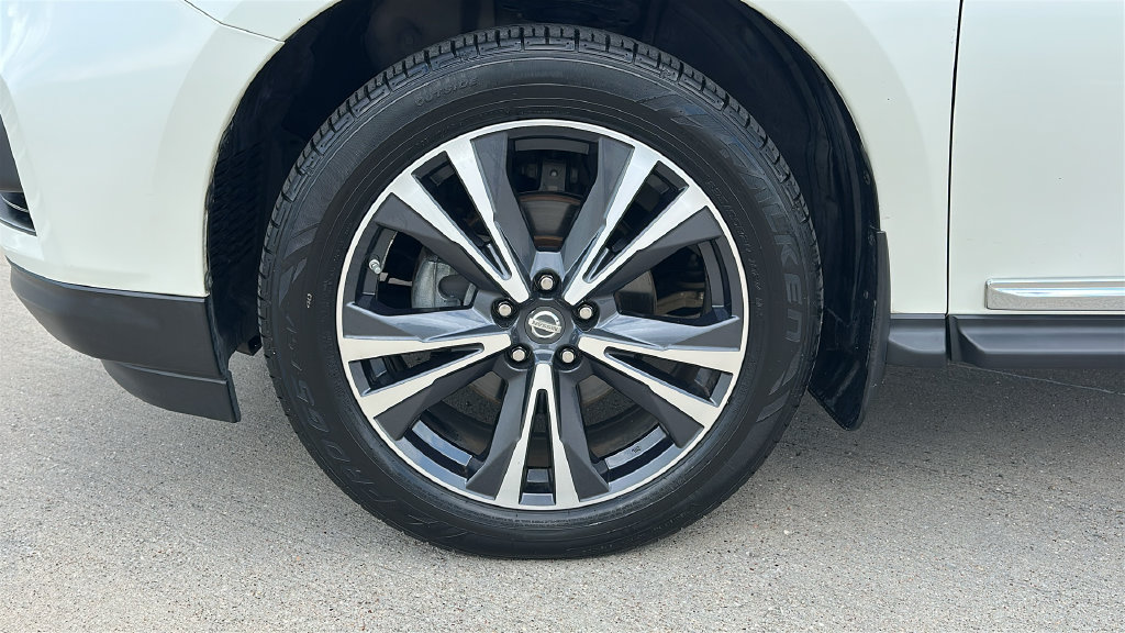 Used 2017 Nissan Pathfinder Platinum w/ Family Entertainment Package FWD image 8