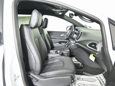 Used 2025 Chrysler Pacifica Select w/ Fav Edition Package image 13