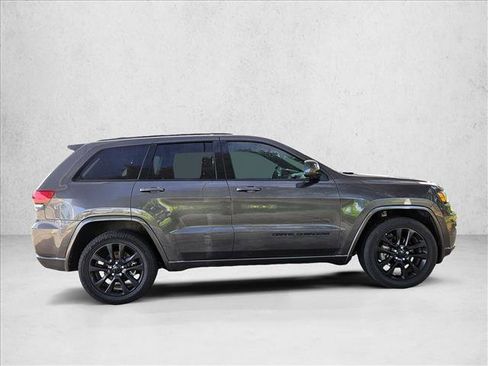 Used 2020 Jeep Grand Cherokee Altitude RWD image 4