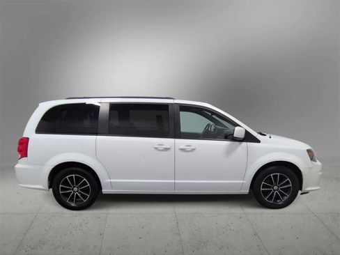 Certified 2018 Dodge Grand Caravan SXT w/ Driver Convenience Group image 9
