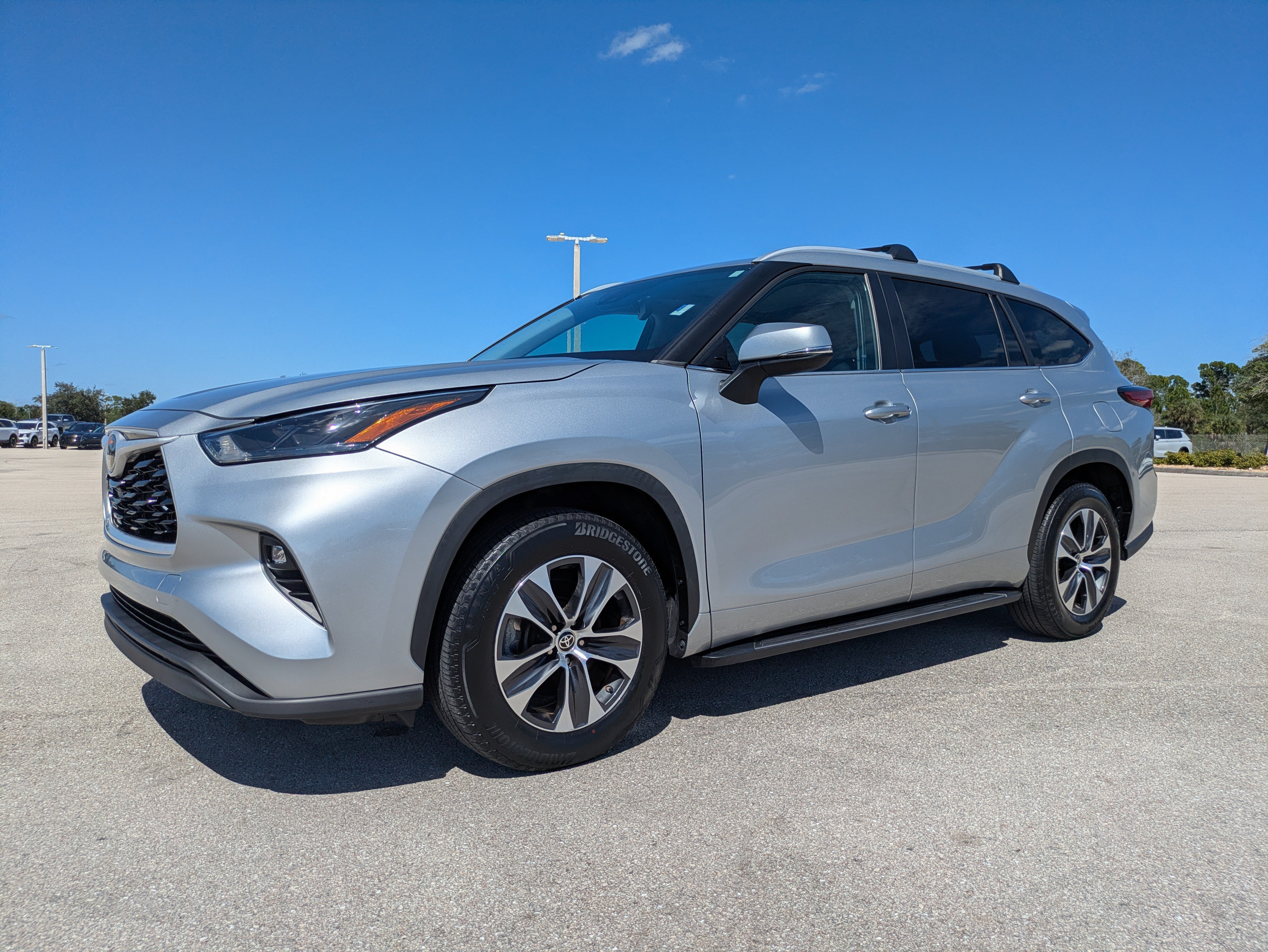 Used 2023 Toyota Highlander XLE FWD image 8