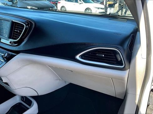 Used 2022 Chrysler Voyager LX image 23