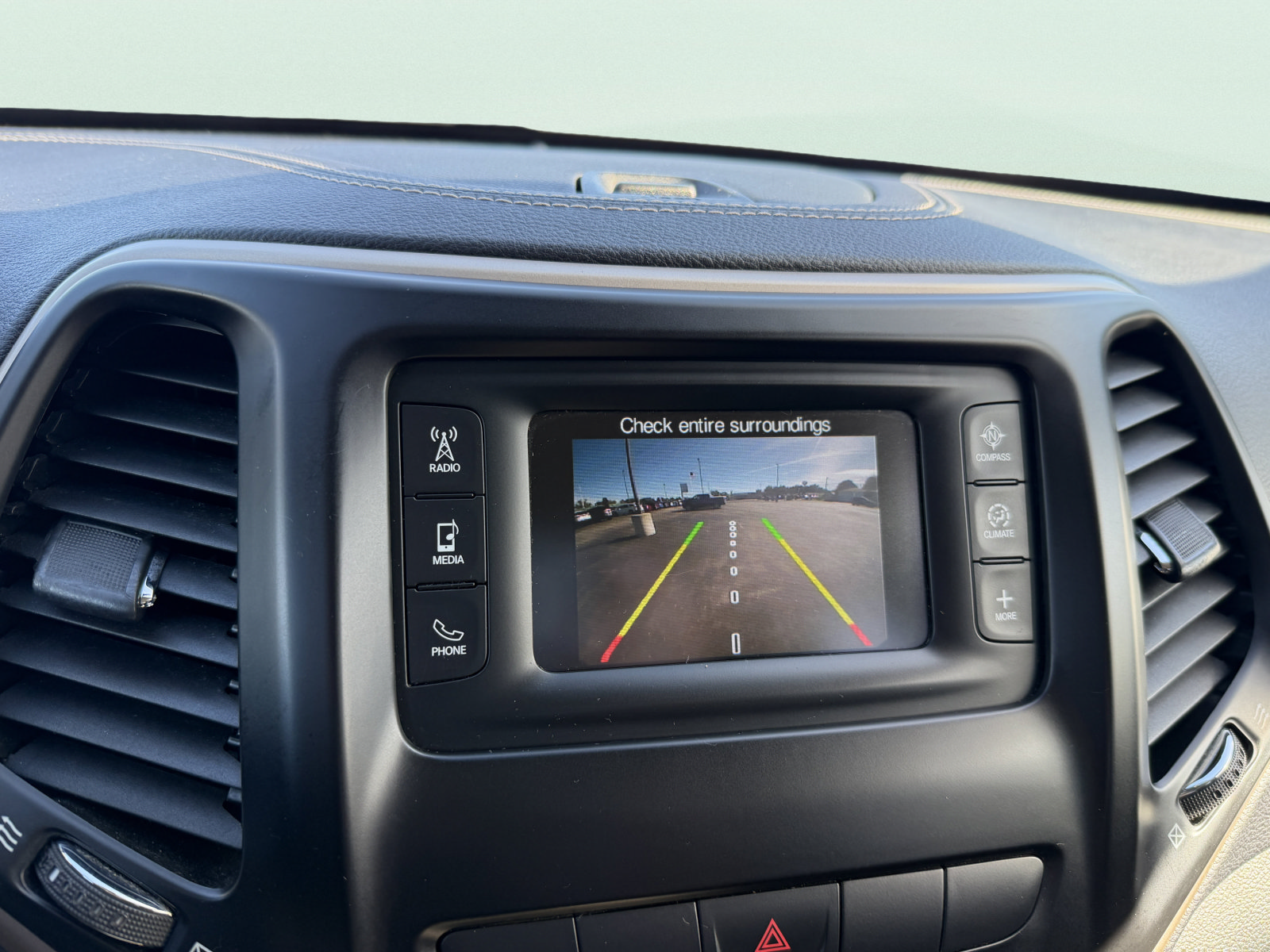 Used 2015 Jeep Cherokee Latitude FWD image 21