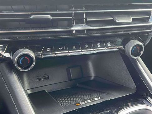 Used 2025 Chevrolet Traverse LT w/ Driver Confidence Package image 28