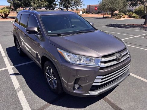 Used 2019 Toyota Highlander XLE AWD/4WD image 3