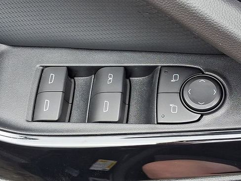 Used 2025 Chevrolet Equinox LT FWD image 25