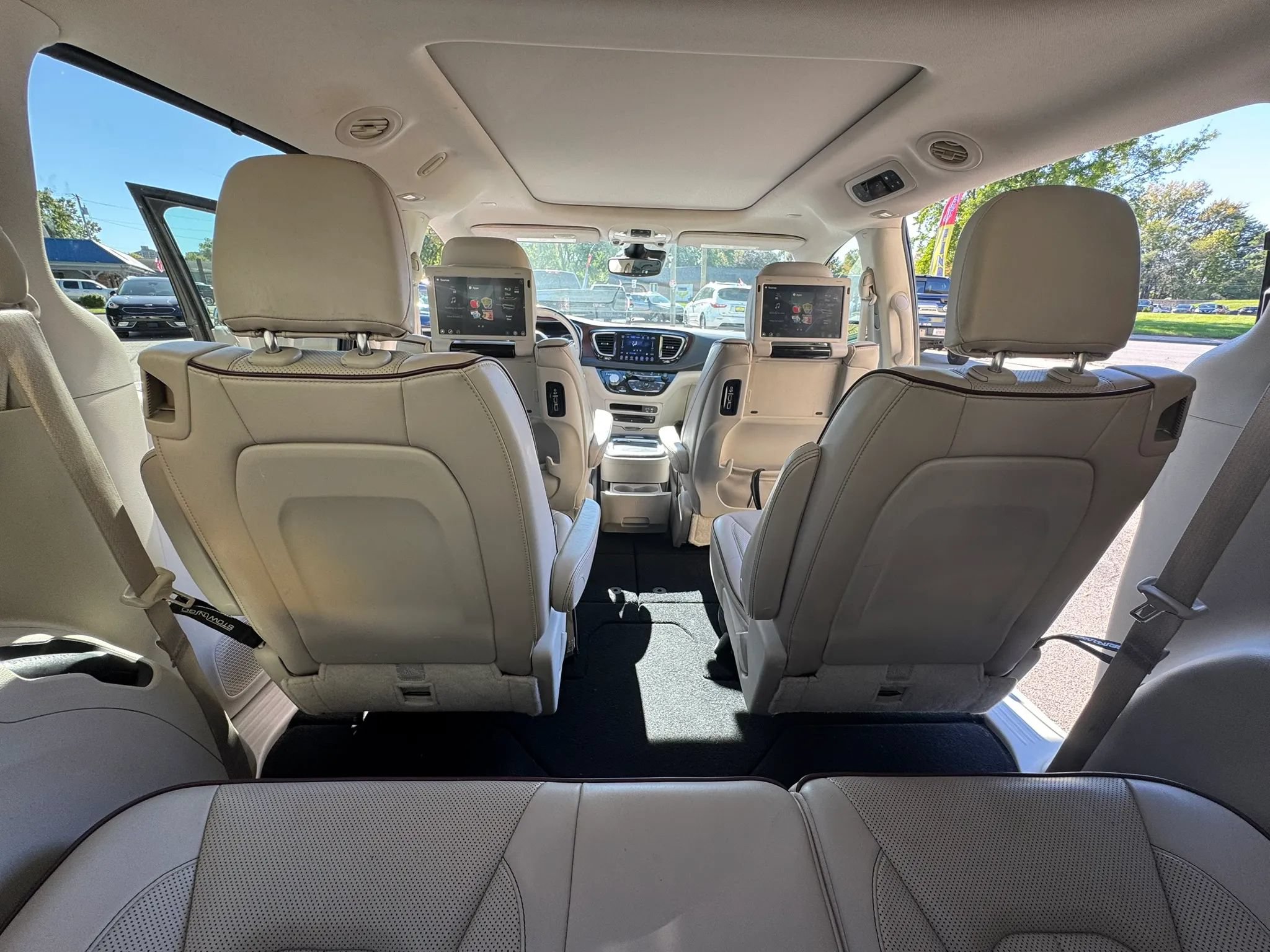 Used 2017 Chrysler Pacifica Limited FWD image 21