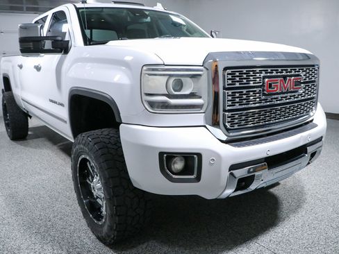 Used 2016 GMC Sierra 2500 Denali w/ Duramax Plus Package AWD/4WD image 5