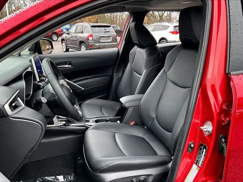 Used 2025 Toyota Corolla Cross XLE image 7