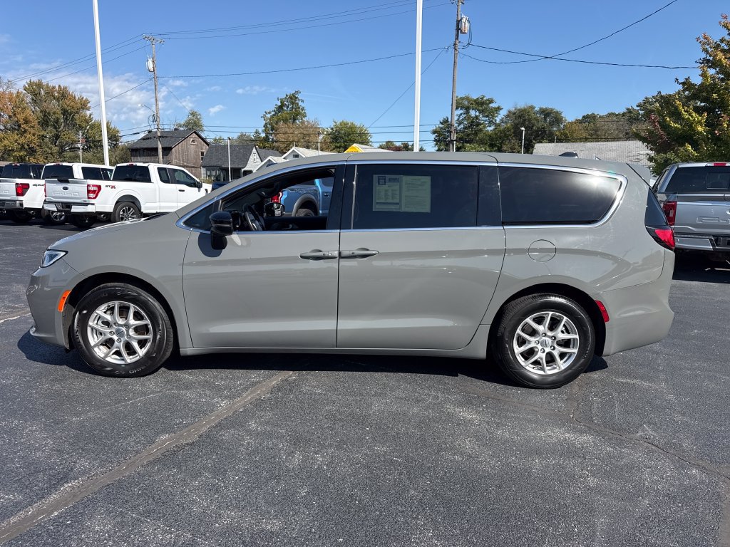 Used 2025 Chrysler Pacifica Select FWD 360° Tour