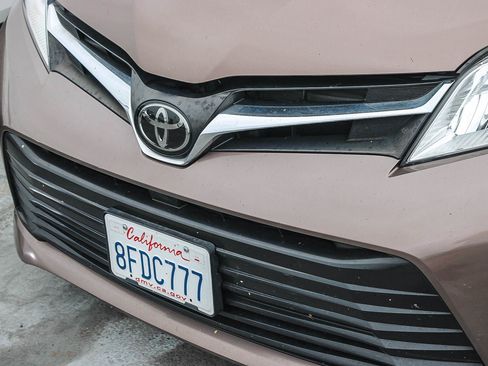 Used 2018 Toyota Sienna LE w/ Carpet Mat Package FWD image 5