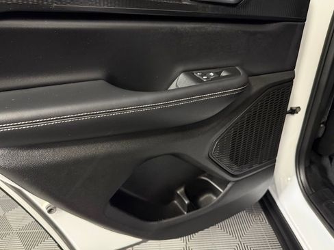 Used 2025 Jeep Grand Cherokee Altitude image 27