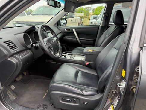 Used 2011 Toyota Highlander SE w/ Tow Pkg image 10