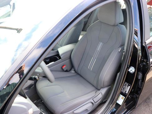 Used 2025 Hyundai Elantra SEL FWD image 11