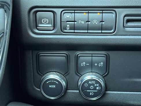 Used 2023 GMC Yukon SLT image 40