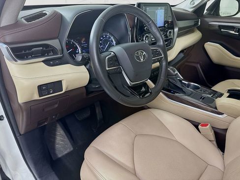 Used 2020 Toyota Highlander Limited image 9