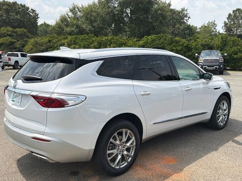 Used 2023 Buick Enclave Essence w/ Experience Buick Package FWD image 3