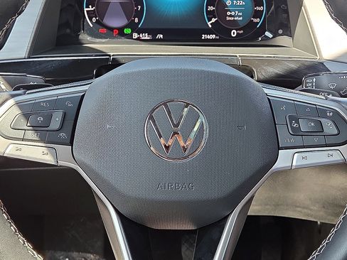 Used 2025 Volkswagen Atlas Cross Sport SE FWD image 30
