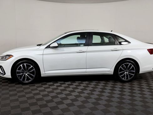 Used 2025 Volkswagen Jetta SE w/ Sunroof Package image 14