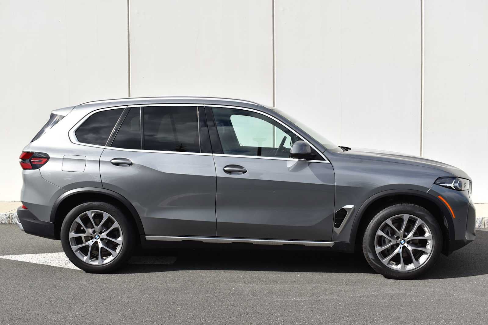 Used 2024 BMW X5 xDrive40i w/ Parking Assistance Package AWD/4WD image 4