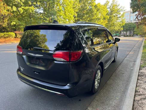 Used 2019 Chrysler Pacifica Touring-L FWD image 5