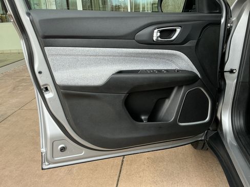 Used 2023 Jeep Compass Latitude image 14