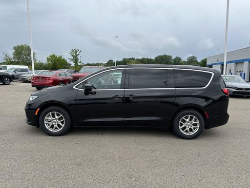 Used 2025 Chrysler Pacifica Select FWD image 2