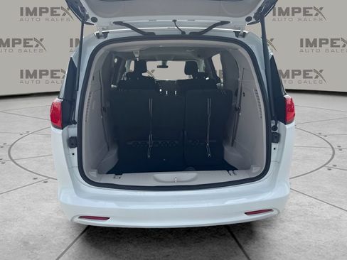 Used 2022 Chrysler Voyager LX FWD image 16
