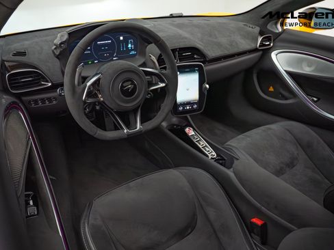Used 2024 McLaren Artura RWD image 8