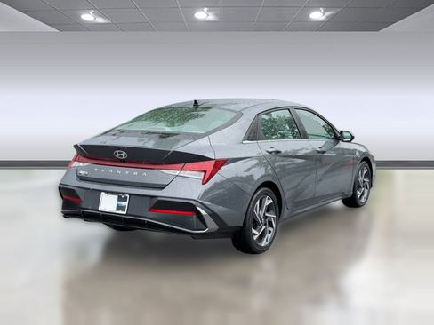 Used 2025 Hyundai Elantra SEL FWD image 9