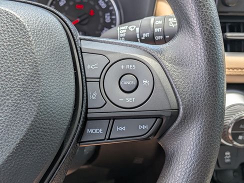 Used 2021 Toyota RAV4 XLE w/ Convenience Package FWD image 27