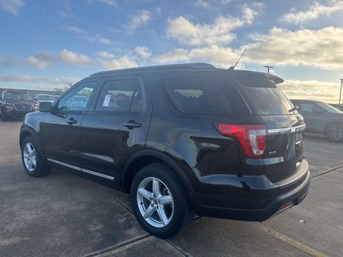 Used 2019 Ford Explorer XLT w/ Equipment Group 201A image 5