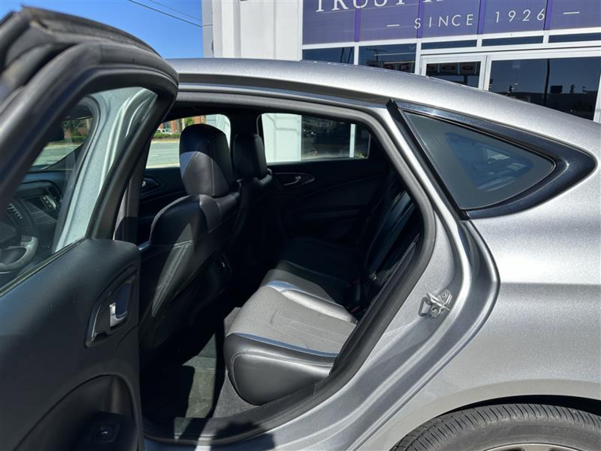 Used 2015 Chrysler 200 S w/ Comfort Group FWD image 10