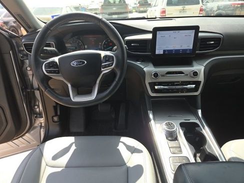 Used 2021 Ford Explorer XLT w/ Equipment Group 202A image 9