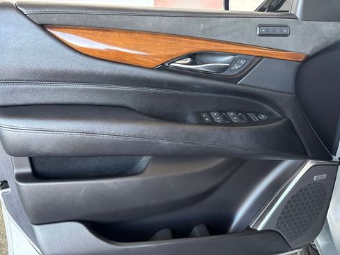 Used 2020 Cadillac Escalade ESV Luxury RWD image 11