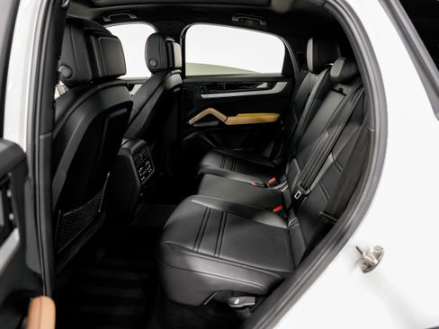 Used 2024 Porsche Cayenne w/ Premium Package Plus image 36