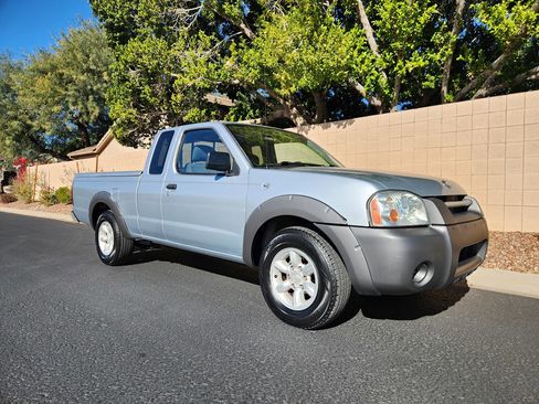 Used 2001 Nissan Frontier XE image 1