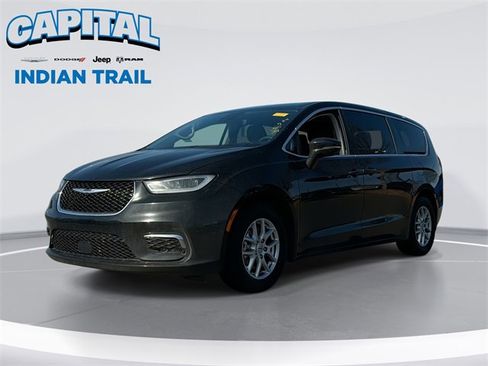 Used 2024 Chrysler Pacifica Touring-L image 1