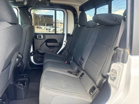 Certified 2025 Jeep Gladiator Sport AWD/4WD image 9